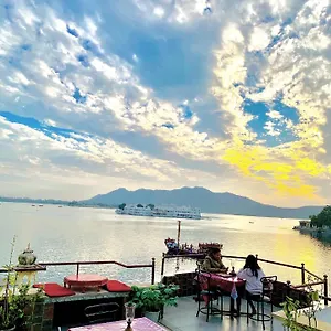 2* Pensión Lal Ghat